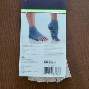 NWT GAIAM grippy rimless Yoga socks